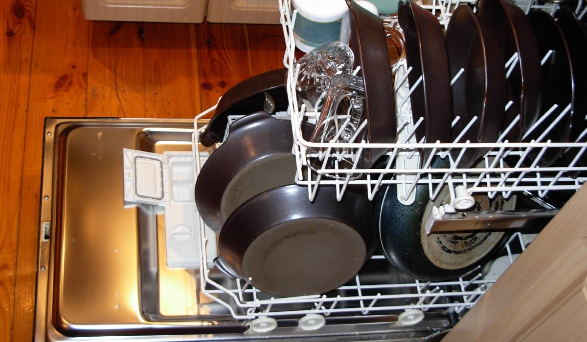 Как самостоятельно починить посудомоечную машину: основные поломки и способы их устранения