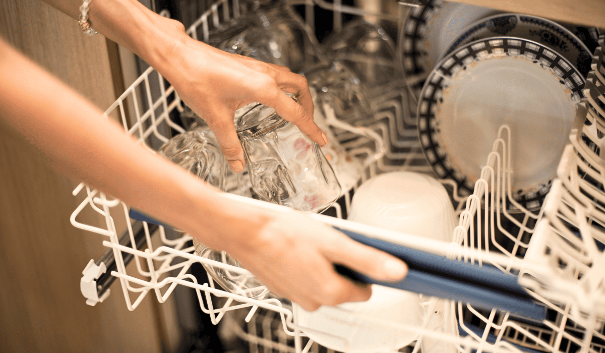 Почему посудомоечная машина шумит и как это исправить