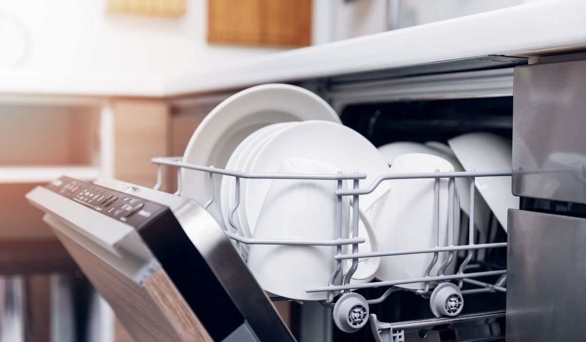 Что делать, если посудомоечная машина не сушит посуду
