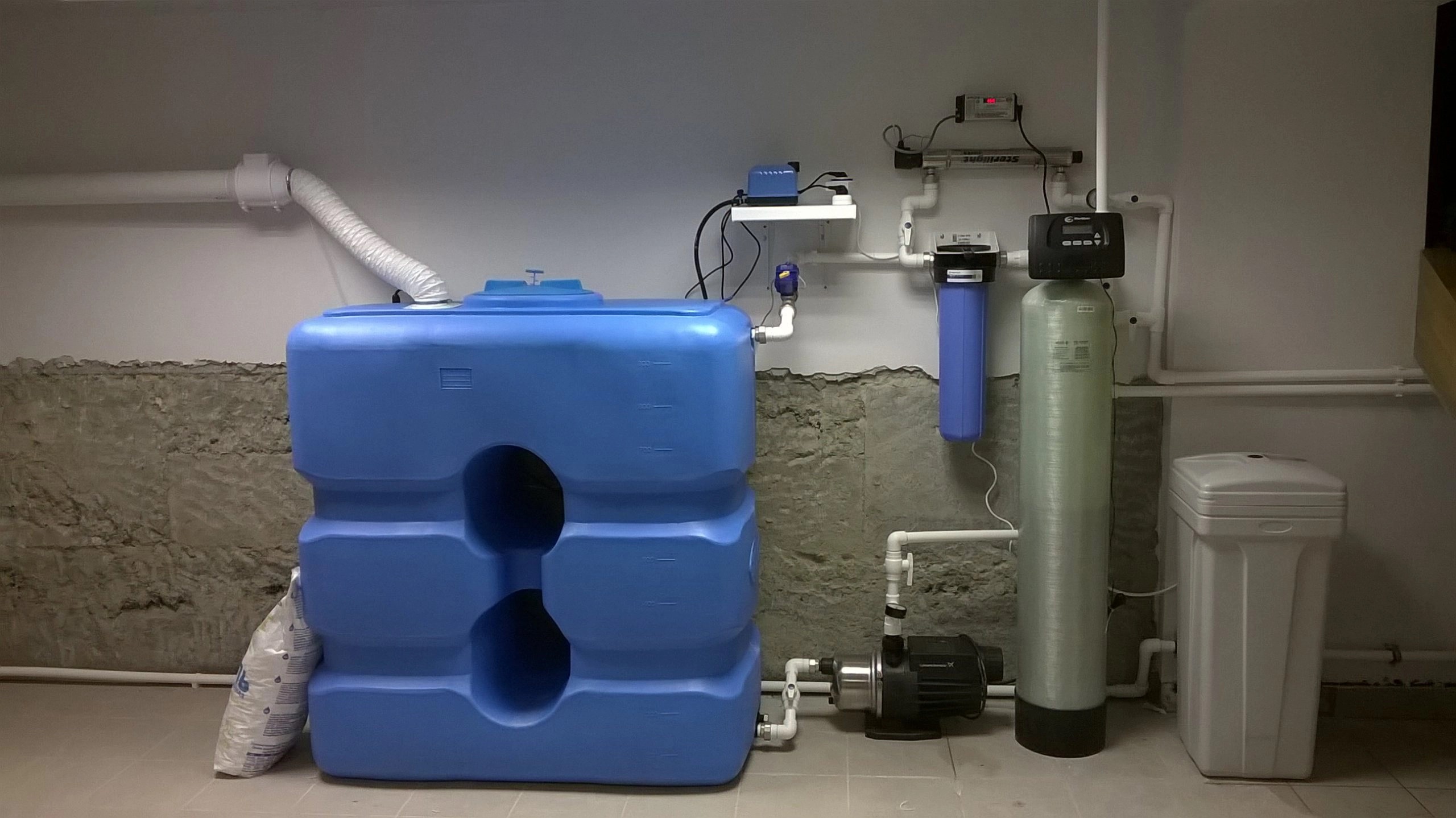 Очистка воды омск. Система водоочистки с накопительным баком. Система очистки воды с аэрацией. Аэратор для обезжелезивания воды из скважины. Система очистки воды с накопительным баком для воды 500л.