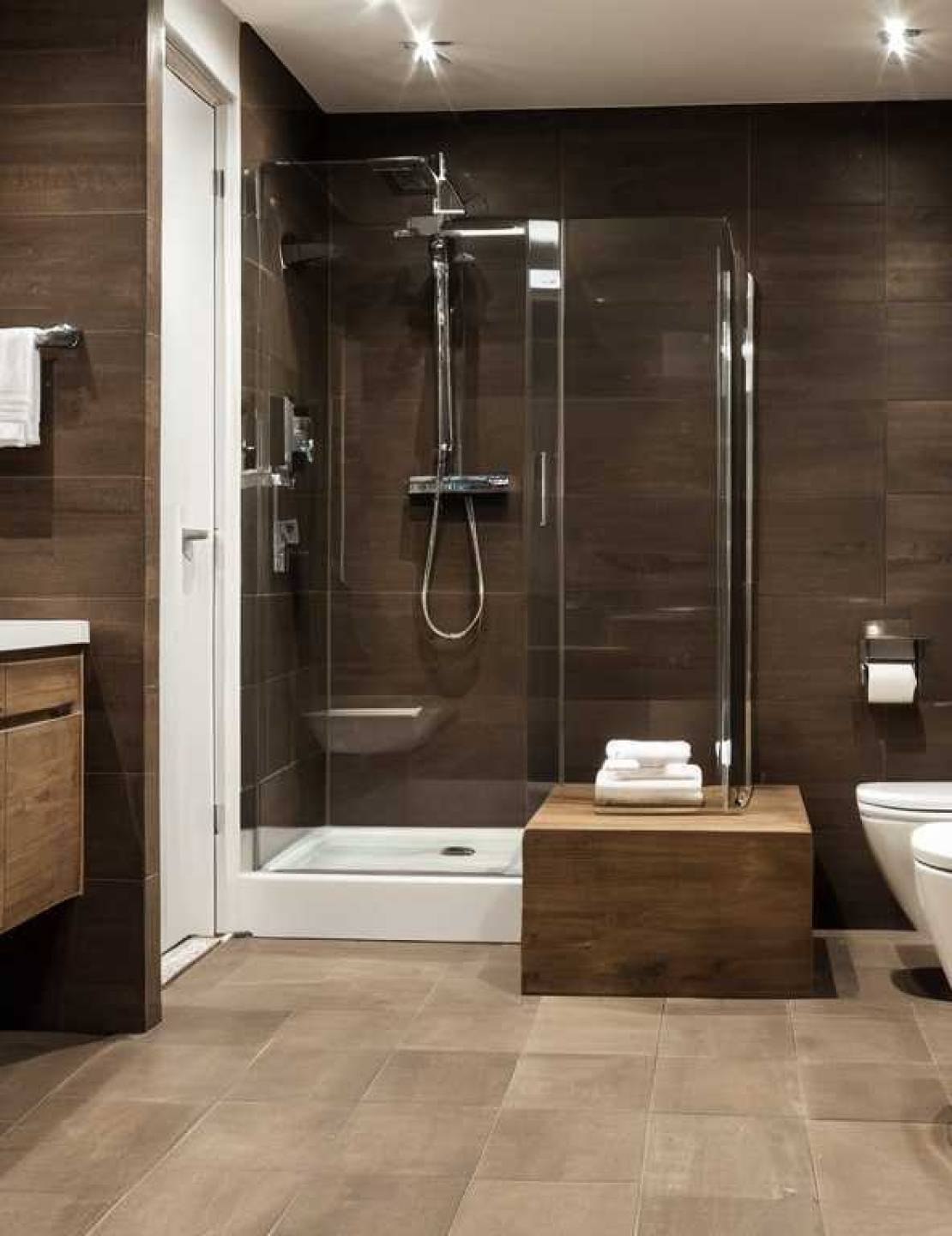 Установка пьедестала или полупьедестала для раковины: скрытие коммуникаций